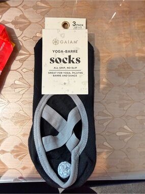 GAIAM Men’s Yoga-Barre Grip Socks in Black and Gray